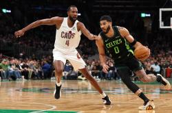 开云体育下载-独行侠险胜火箭，塔图姆扛起全队