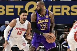 开云体育中国官网-76人力克湖人，浓眉哥刷新纪录