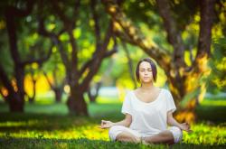 开云在线直播-F1新赛季揭幕战之夜，爱德华兹如何以一己之力主宰比赛走向