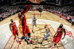 开云体育在线-步行者对阵76人，伦纳德刷新纪录之夜，唯一性在何处？