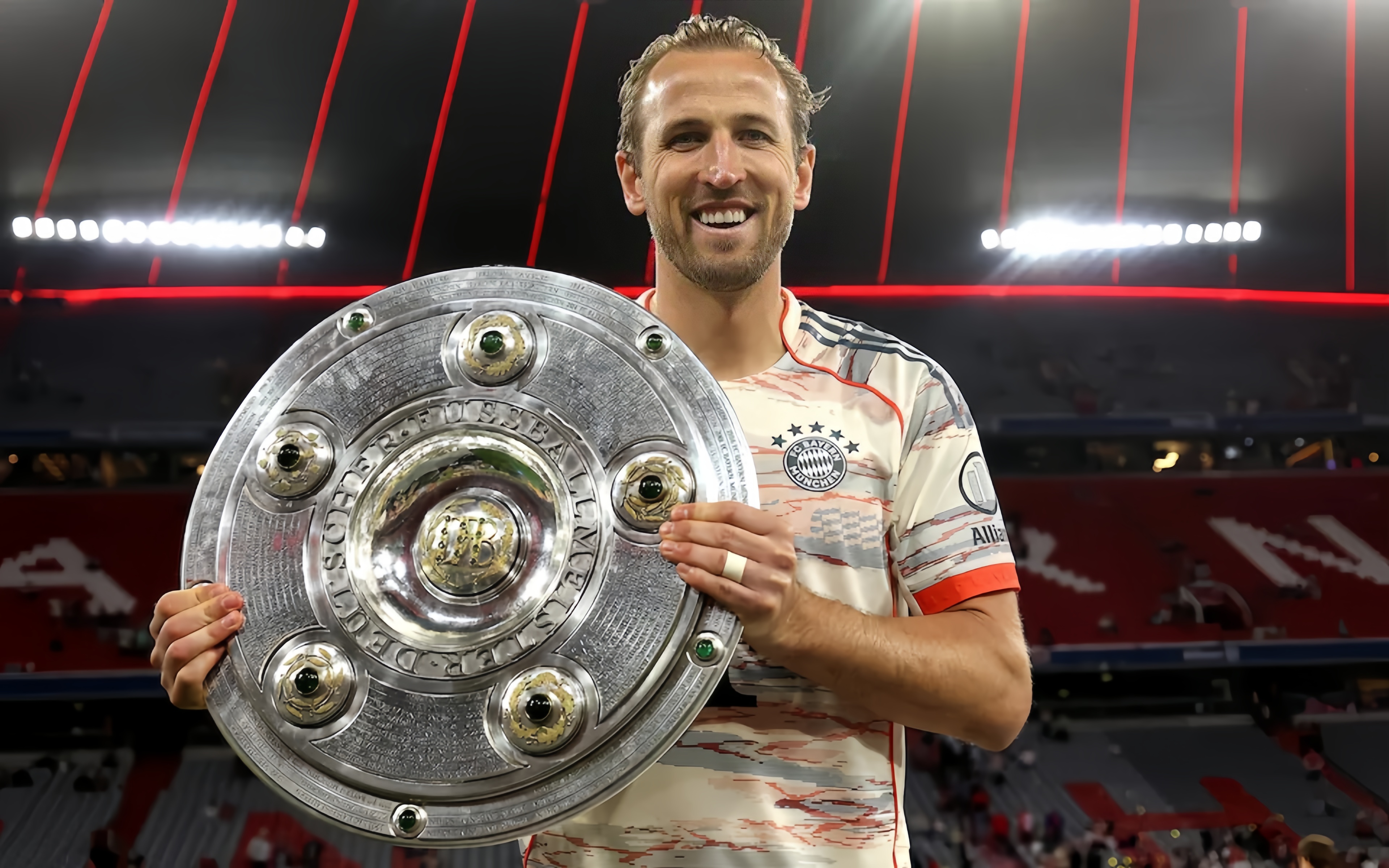 关于瑞士力克拜仁，哈里·凯恩完成帽子戏法的信息