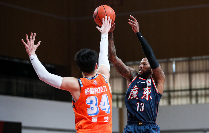 江苏男篮抢夺对手主场，豪取三连胜的简单介绍