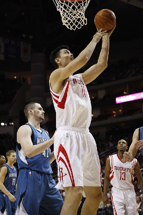 火箭队克服困难，取得决定性胜利