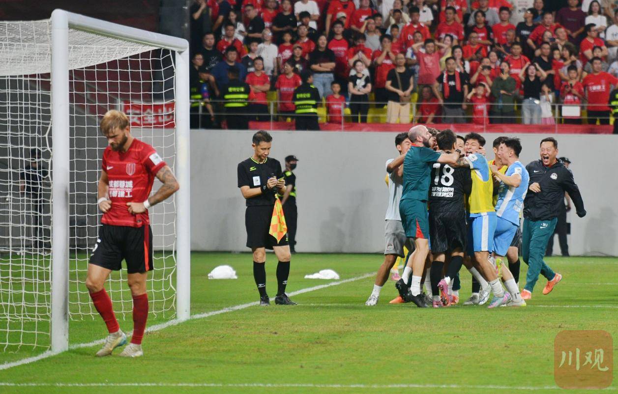 球队展现出色团结精神，打败对手