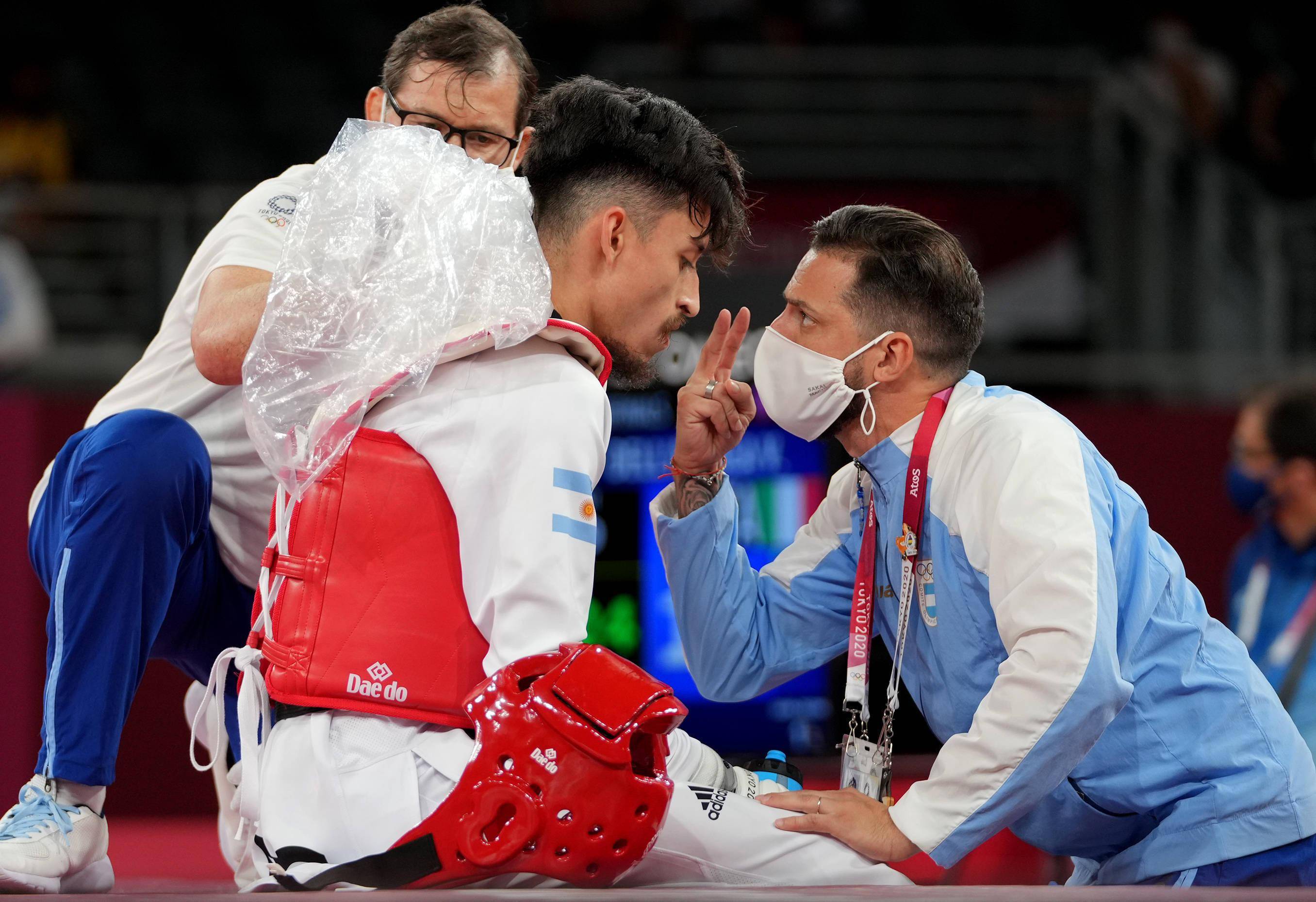 韩国选手在跆拳道比赛中夺冠