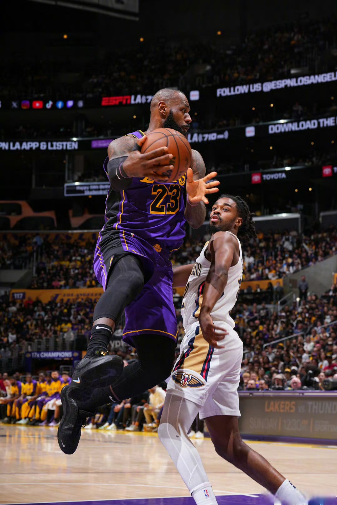 鹈鹕险胜湖人，约基奇扛起全队