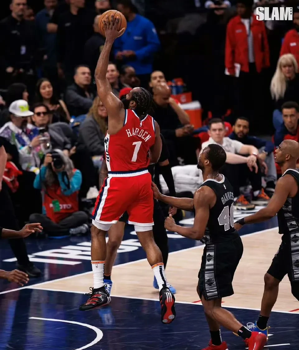 快船险胜湖人，利拉德状态火热