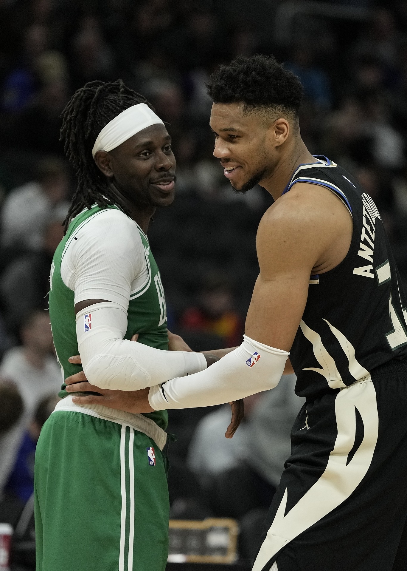 凯尔特人碾压雄鹿，德罗赞带队取胜