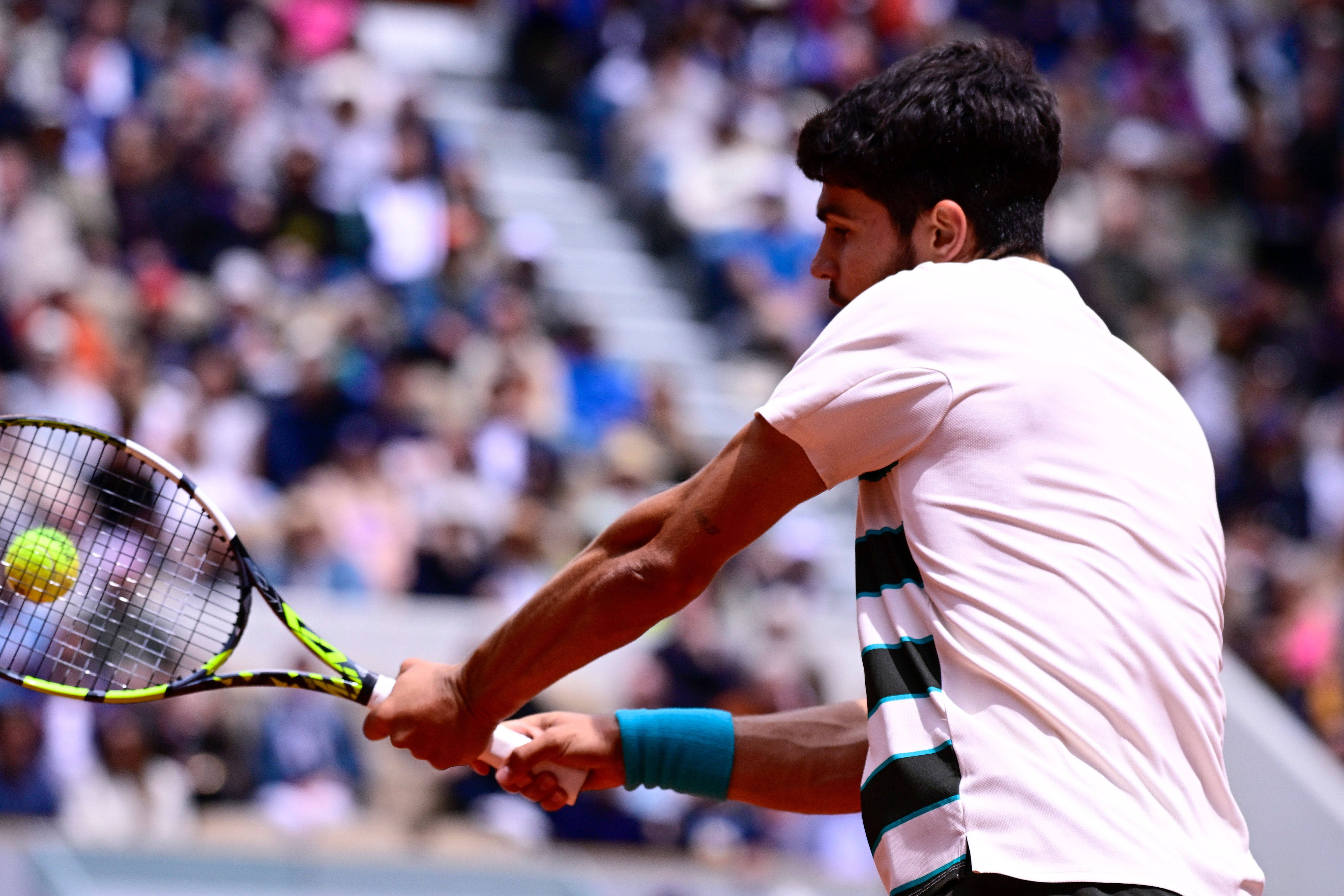 包含美国网球队横扫法国网球队，阿尔卡拉斯关键制胜的词条