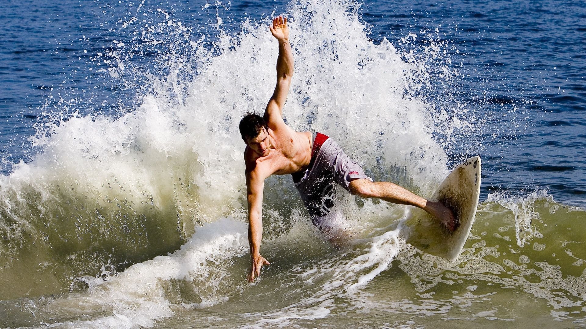 绝杀在末弯，佩雷兹的最后一搏，与哈斯在乱局中写下的生存法则